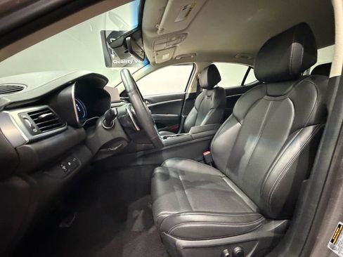 Used 2023 Genesis G70 2.0T image 22