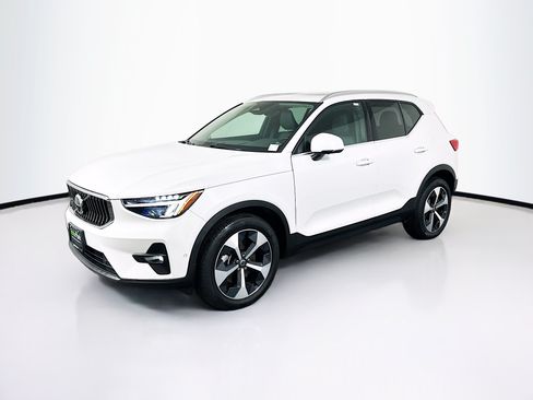 Used 2025 Volvo XC40 B5 Plus AWD/4WD image 3