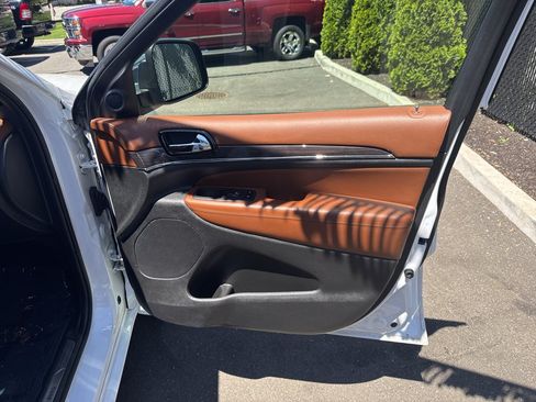Used 2020 Jeep Grand Cherokee Overland AWD/4WD image 39