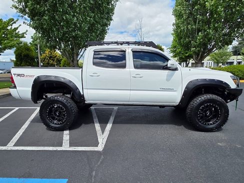 Used 2015 Toyota Tacoma 4x4 Double Cab w/ TRD Sport Package image 4