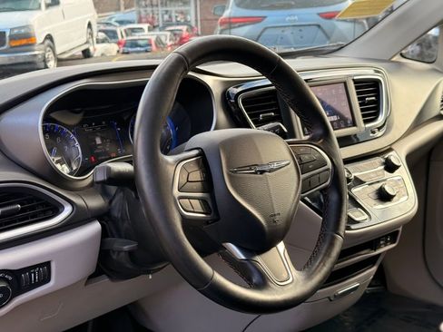 Used 2020 Chrysler Pacifica Touring-L image 26