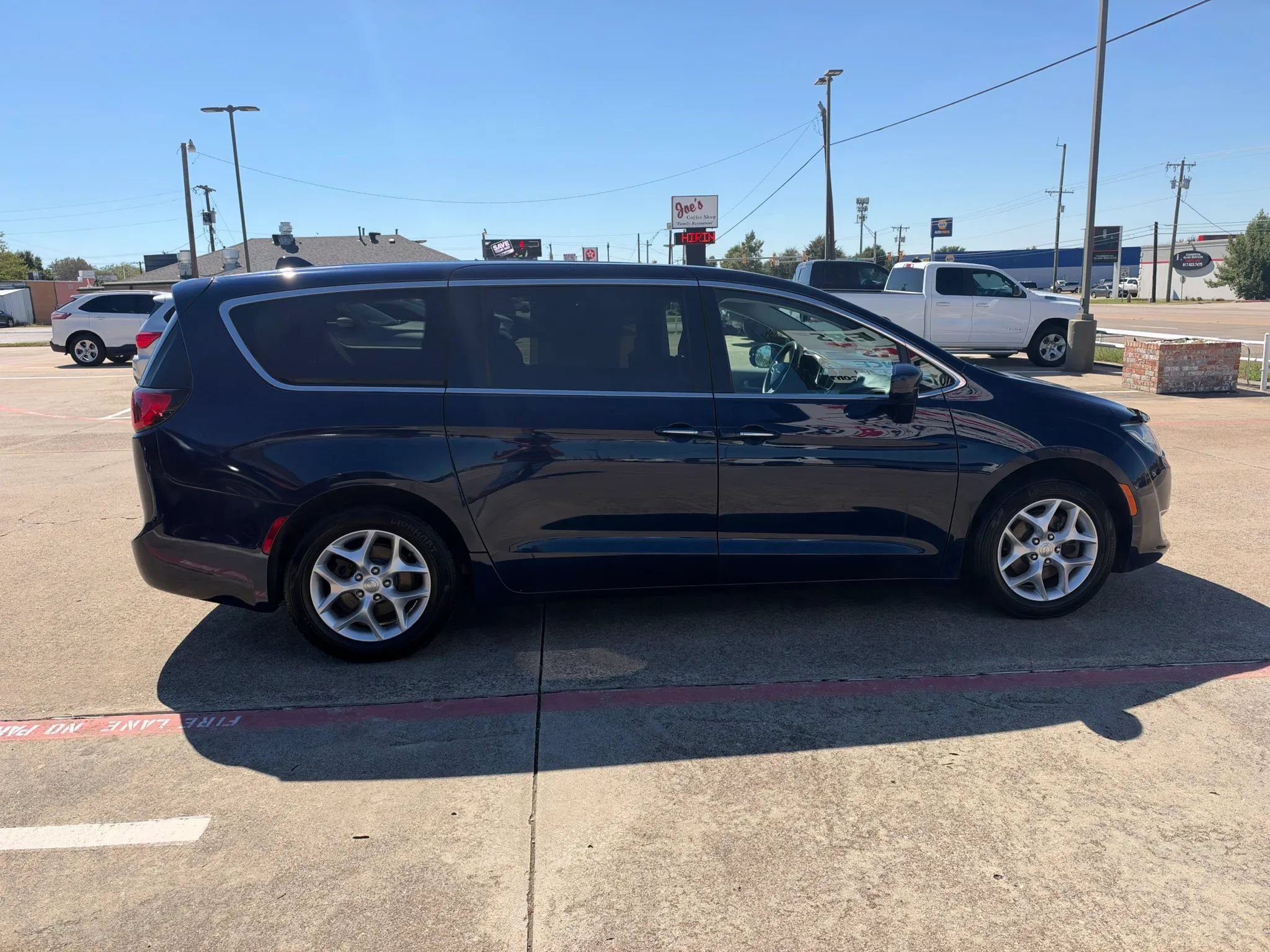 Used 2019 Chrysler Pacifica Touring Plus w/ Tire & Wheel Group FWD image 4