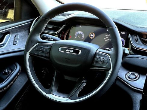 Used 2024 Jeep Grand Cherokee Limited AWD/4WD image 32