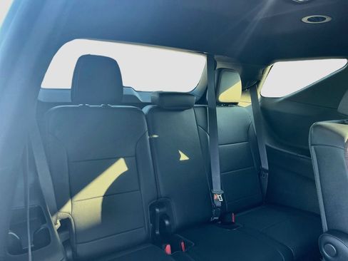 Used 2025 Chevrolet Traverse RS FWD image 28
