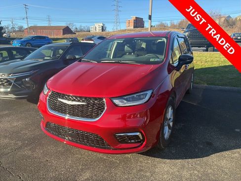 Used 2024 Chrysler Pacifica Touring-L image 9