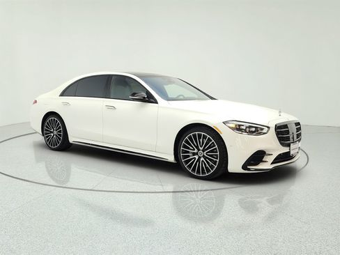 Used 2022 Mercedes-Benz S 580 4MATIC Sedan w/ AMG Line Package image 3