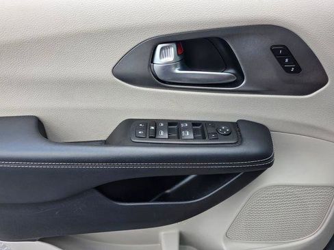 Used 2023 Chrysler Pacifica Touring-L FWD image 30