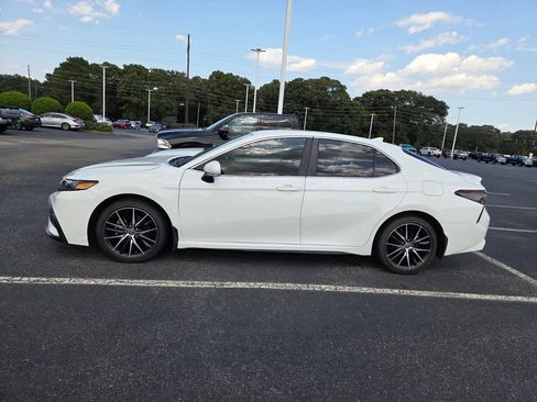 Used 2024 Toyota Camry SE FWD image 4