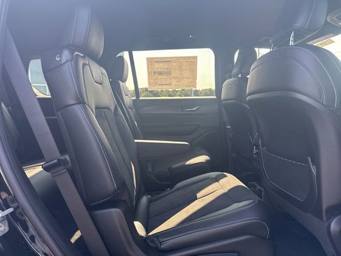 New 2025 Jeep Grand Cherokee L Laredo image 11