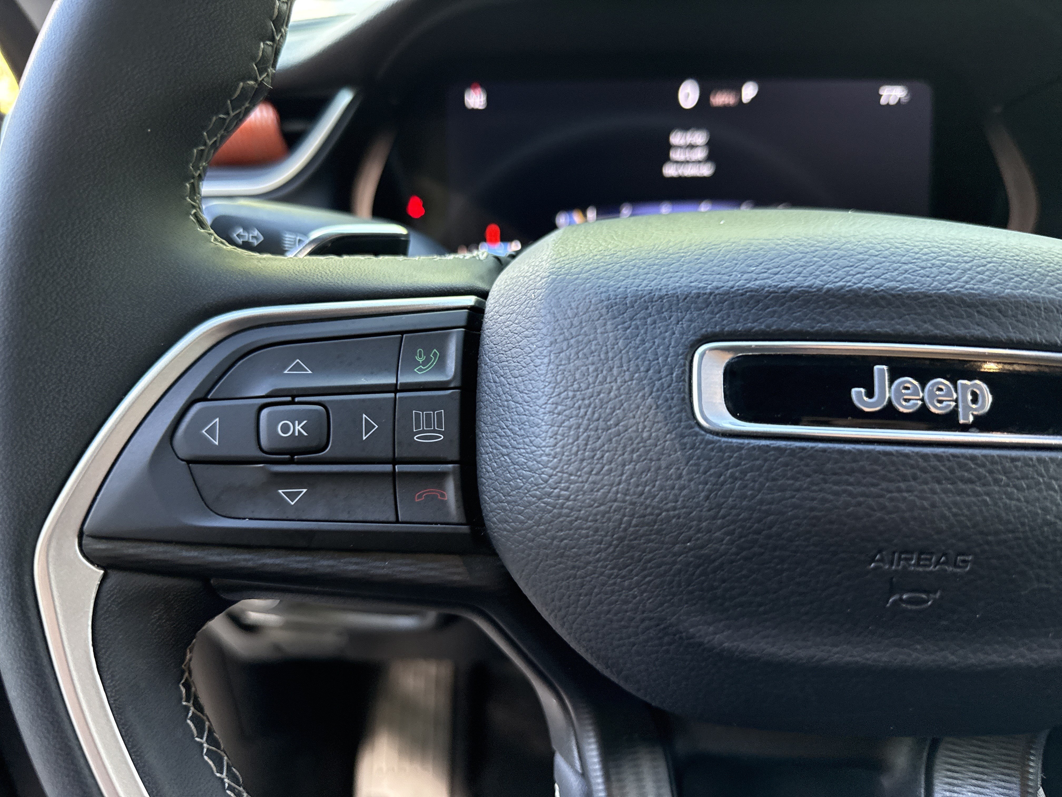 Used 2023 Jeep Grand Cherokee Laredo AWD/4WD image 24