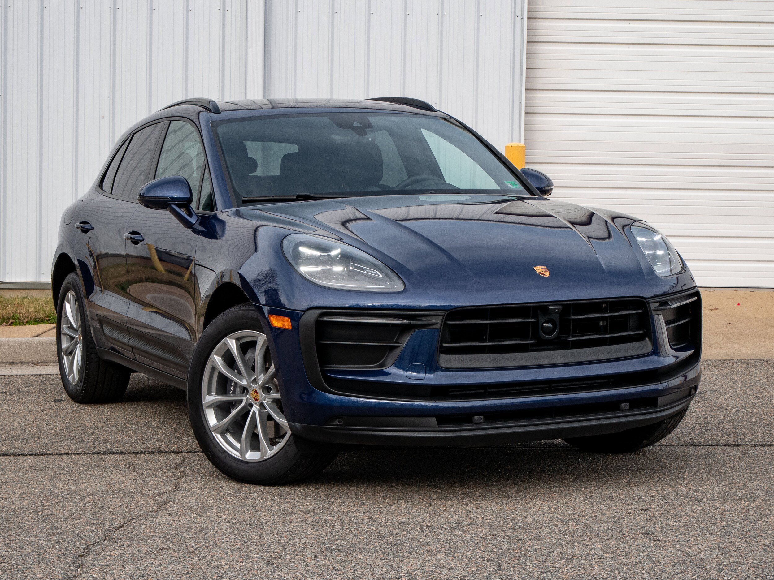 Certified 2025 Porsche Macan AWD/4WD image 9
