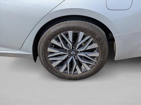 Used 2024 Nissan Altima 2.5 SV FWD image 16