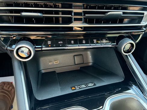 New 2026 Chevrolet Traverse Z71 w/ Enhanced Driving Package AWD/4WD image 18