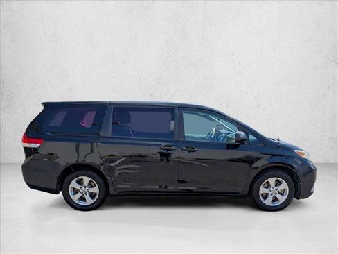 Used 2012 Toyota Sienna FWD image 4
