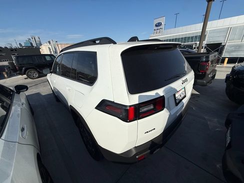Used 2026 Jeep Cherokee Laredo AWD/4WD image 4