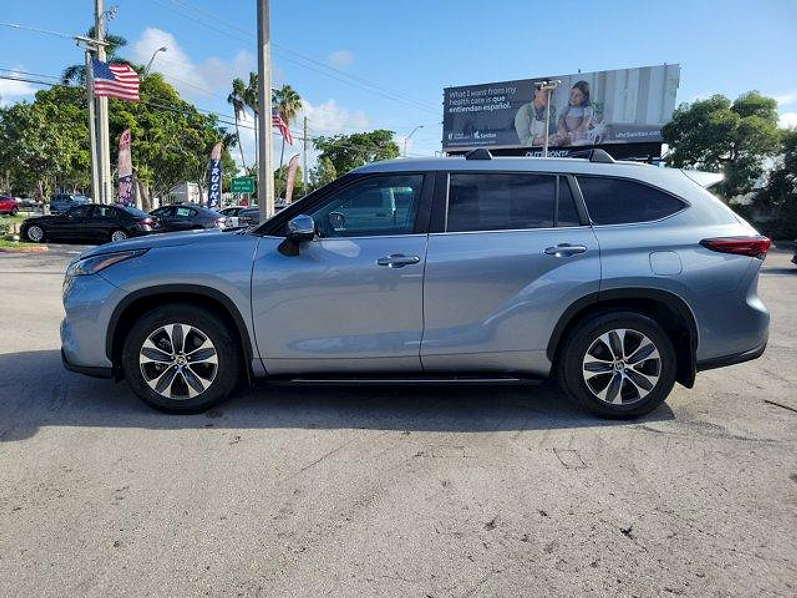 Used 2023 Toyota Highlander XLE FWD image 4