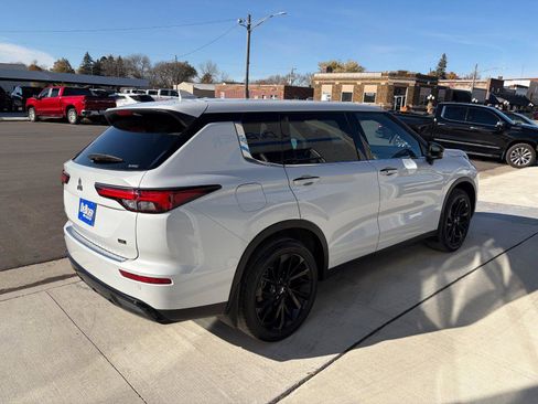 Used 2023 Mitsubishi Outlander SE Black Edition image 5