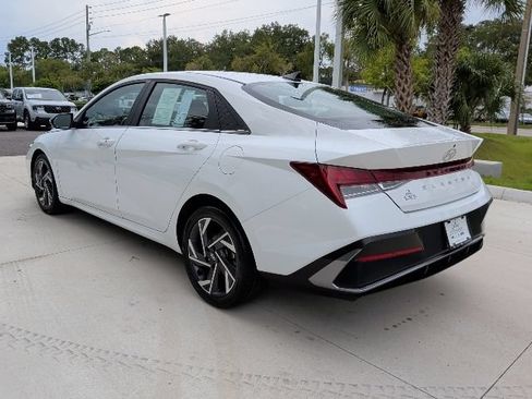 Certified 2025 Hyundai Elantra SEL FWD image 12