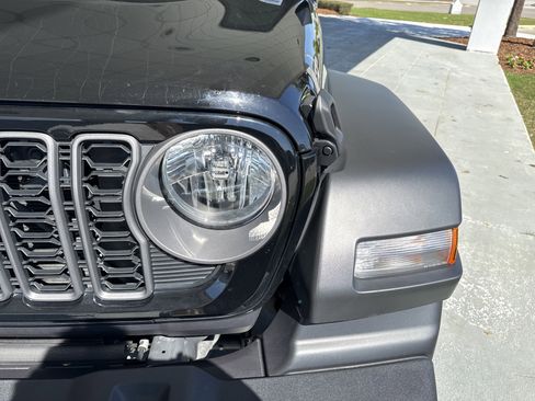 Used 2025 Jeep Wrangler Sport image 5