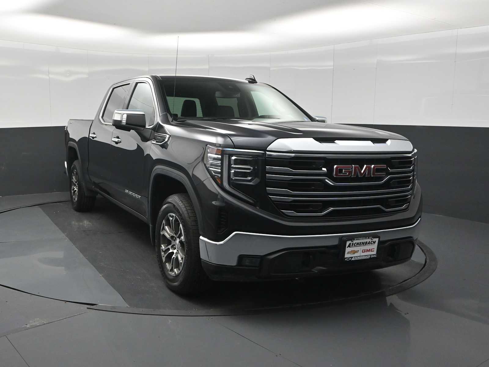 Used 2025 GMC Sierra 1500 SLT AWD/4WD image 3