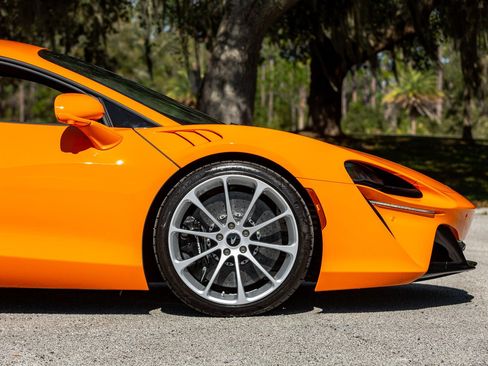 Used 2024 McLaren Artura RWD image 44