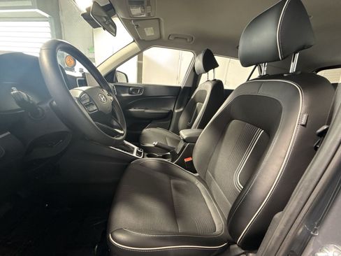 Used 2023 Hyundai Venue Limited FWD image 14