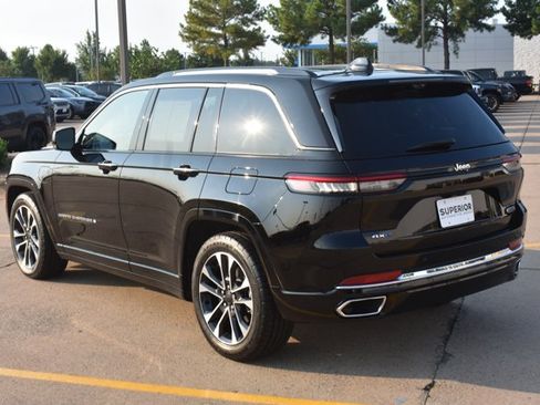 Used 2022 Jeep Grand Cherokee Overland w/ Luxury Tech Group IV AWD/4WD image 9