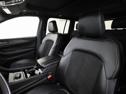 Used 2023 Jeep Grand Cherokee Altitude image 12