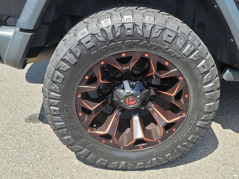 Used 2018 Jeep Wrangler Unlimited Rubicon w/ Dual Top Group AWD/4WD image 11