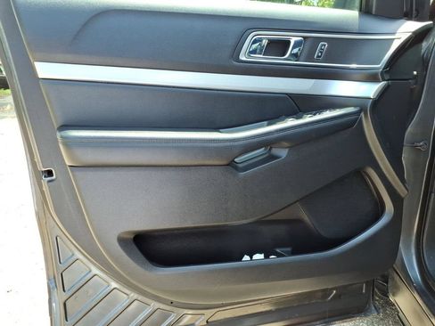 Used 2017 Ford Explorer XLT w/ Equipment Group 202A FWD image 13