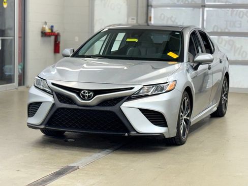Used 2019 Toyota Camry SE w/ Convenience Package FWD image 3