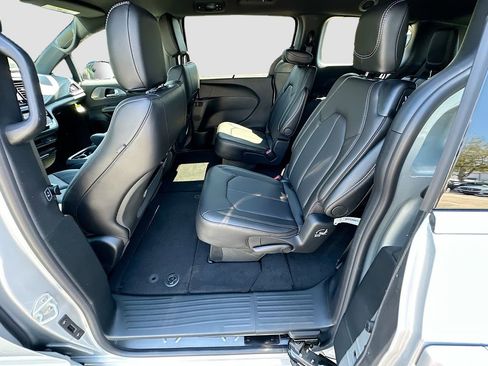 New 2026 Chrysler Pacifica Select image 23
