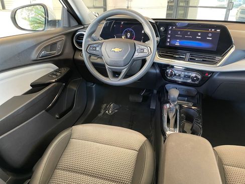 Used 2025 Chevrolet Trax LT image 33