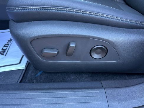 Used 2025 Chevrolet Equinox EV LT w/ Convenience Package image 15