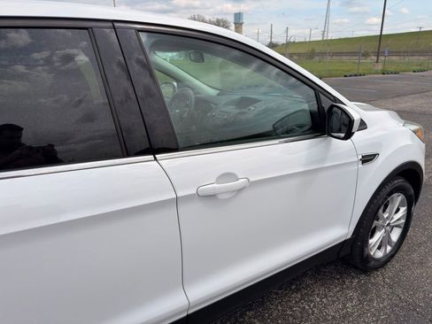 Used 2017 Ford Escape SE AWD/4WD image 3