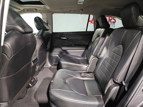 Used 2023 Toyota Highlander XLE AWD/4WD image 36