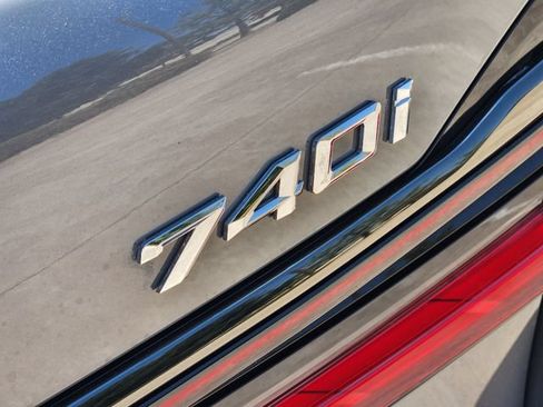 Used 2022 BMW 740i w/ M Sport Package RWD image 12