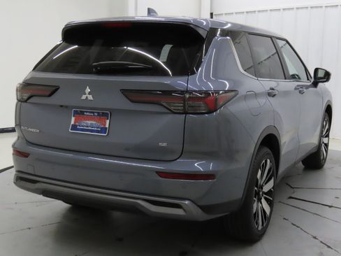New 2025 Mitsubishi Outlander SE image 3