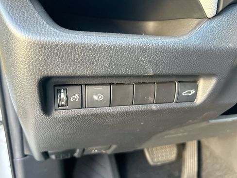Used 2021 Toyota RAV4 XLE w/ Convenience Package FWD image 14