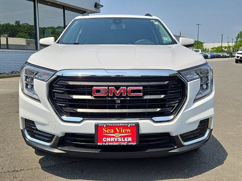 Used 2024 GMC Terrain SLE w/ Driver Convenience Package FWD image 2