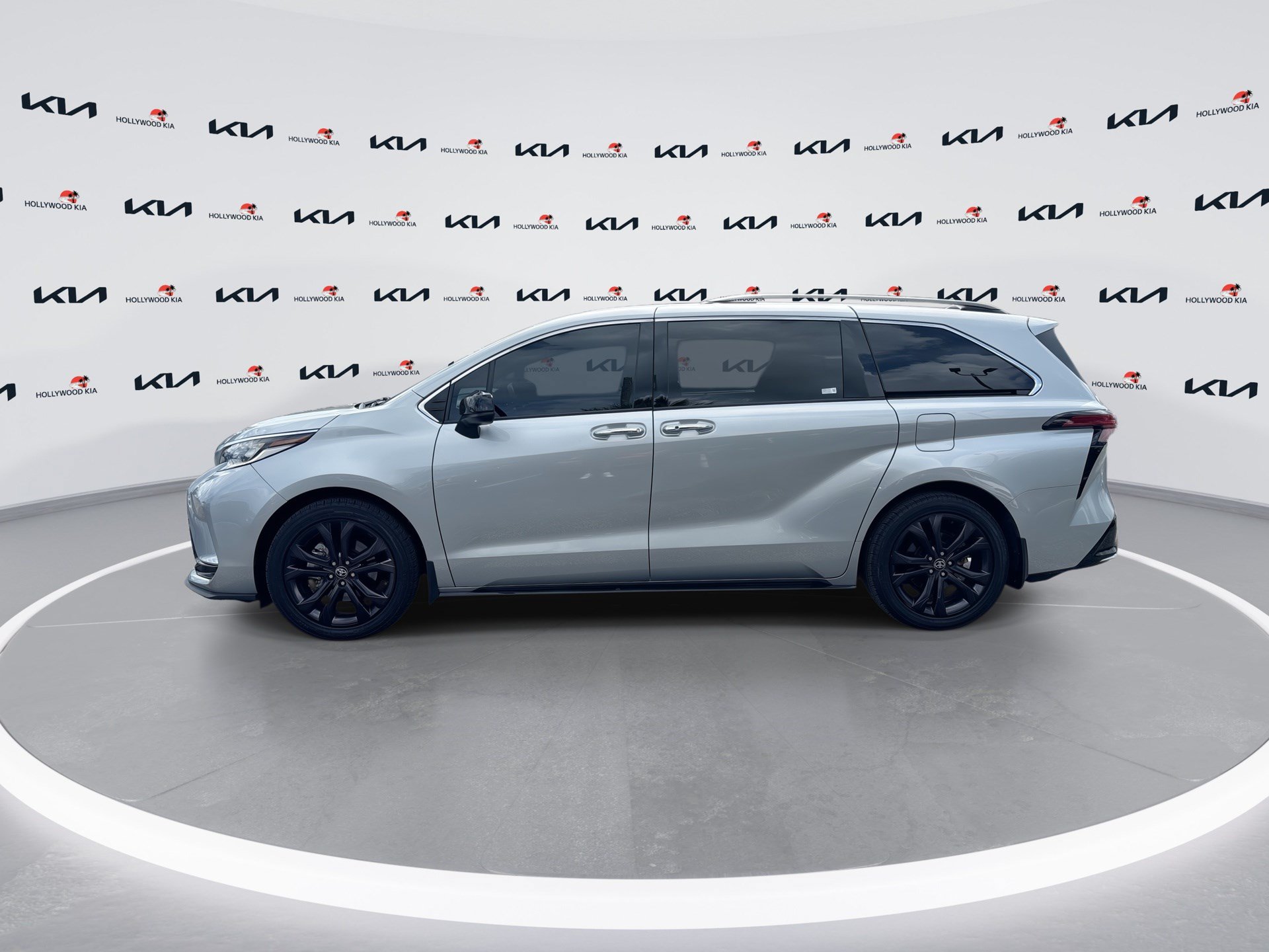 Used 2022 Toyota Sienna XSE FWD image 5