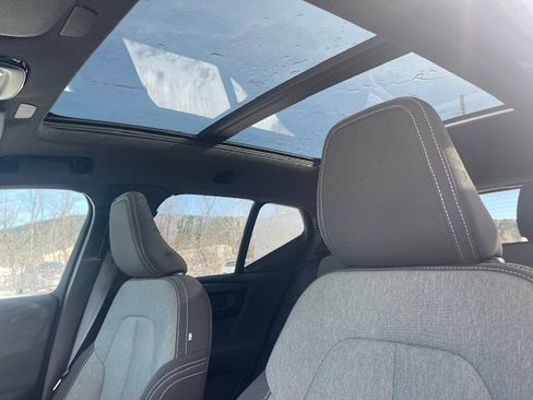 Used 2024 Volvo XC40 B5 Core image 14