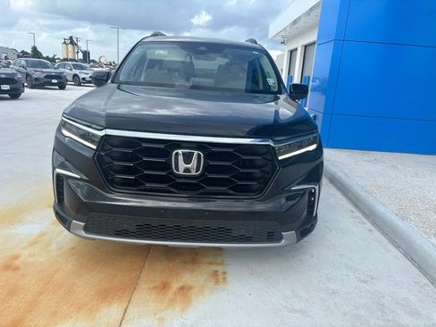 Used 2024 Honda Pilot Touring image 2