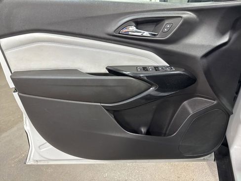 Used 2025 Chevrolet Trax LT w/ LT Convenience Package FWD image 26
