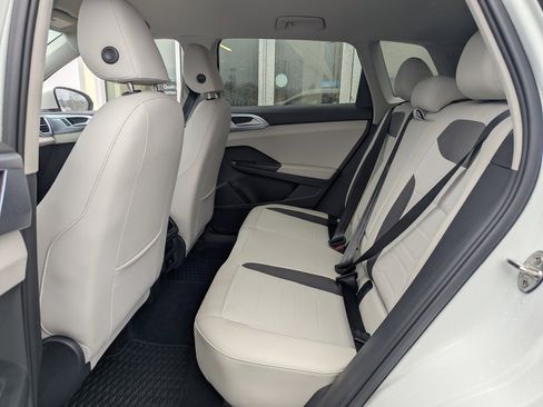 Used 2025 Volkswagen Taos SE image 27