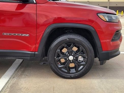 Used 2024 Jeep Compass Latitude AWD/4WD image 8