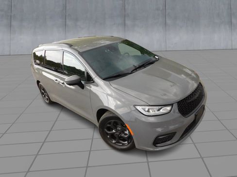 Used 2023 Chrysler Pacifica Touring-L w/ Uconnect Theater Family Group FWD image 2