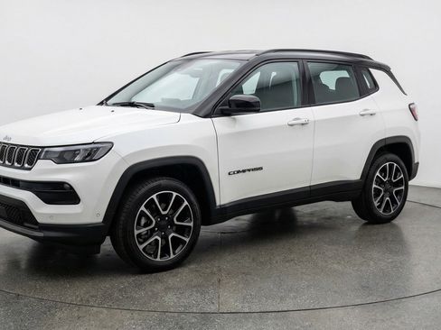 Used 2025 Jeep Compass Trailhawk AWD/4WD image 3