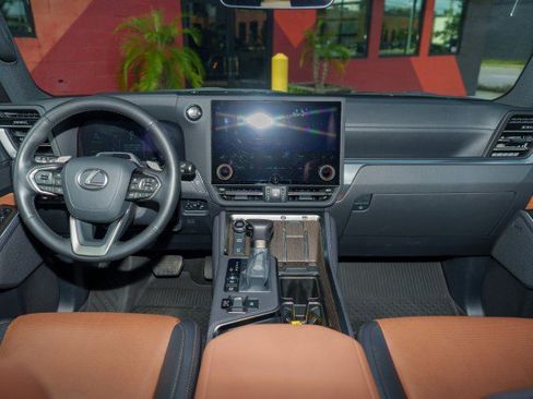 Used 2025 Lexus GX 550 w/ Accessory Package (31) AWD/4WD image 13
