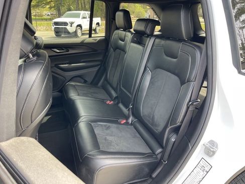 Used 2025 Jeep Grand Cherokee Altitude AWD/4WD image 8